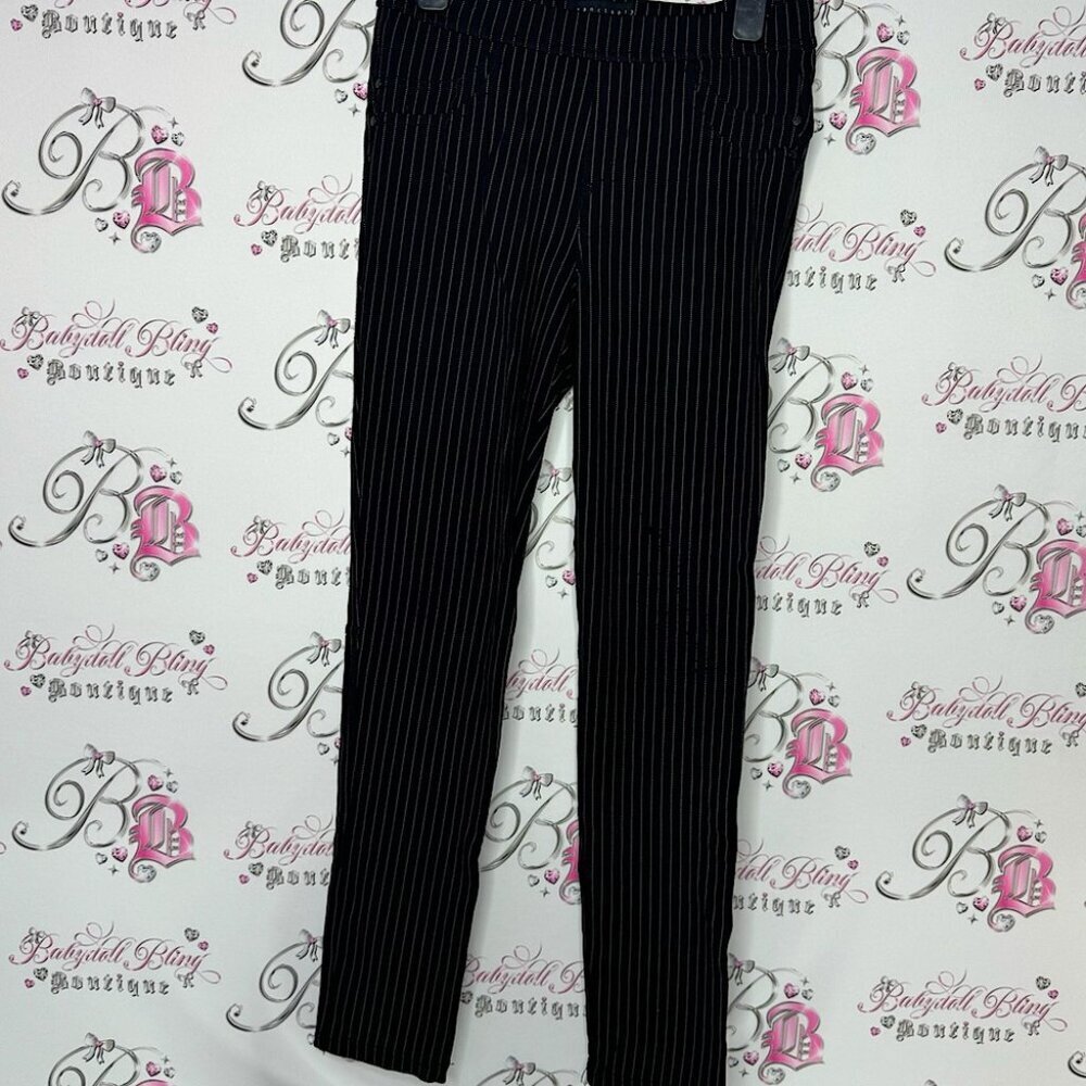 Sanctuary pants pin stripe black white pocket on back with logo stretchy cute